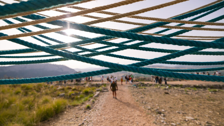 Segesta: un anno dopo l’incendio, il Tempio Dorico diventa un telaio che parla di pace e dialogo