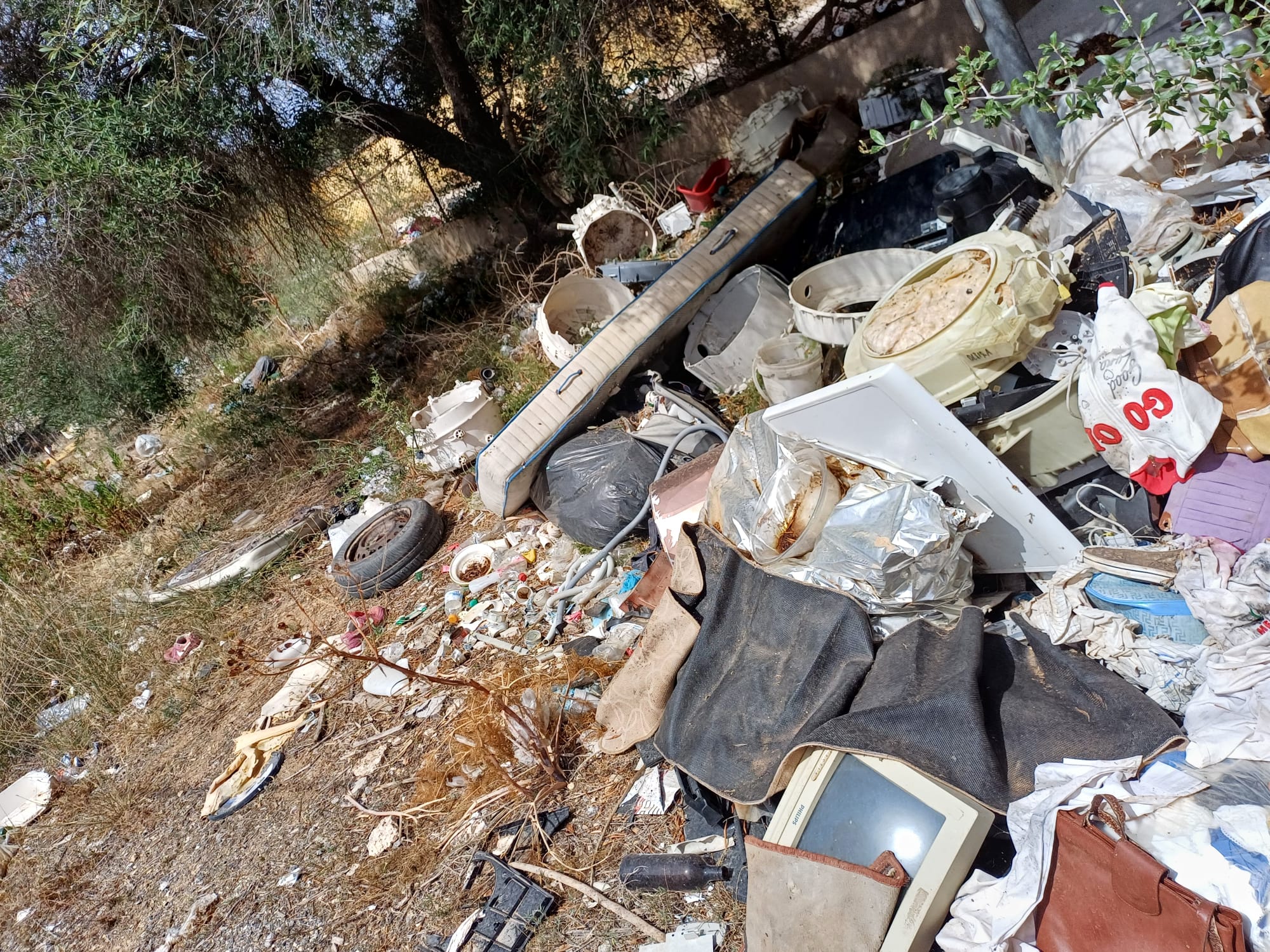 Marsala: rifiuti ed erbacce vicino a un pozzo comunale di Amabilina