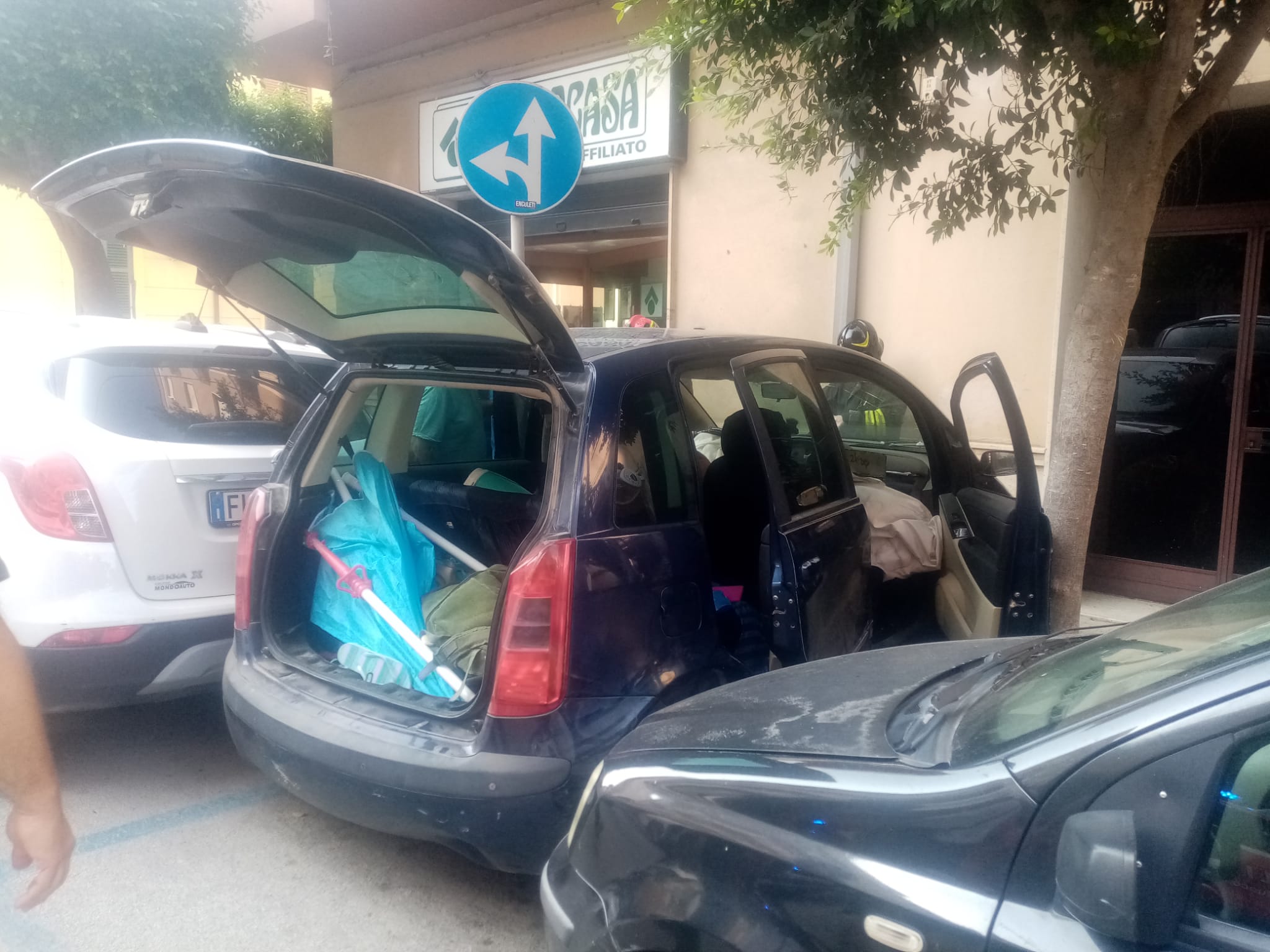 Marsala: scontro tra auto, una impatta su albero e muro