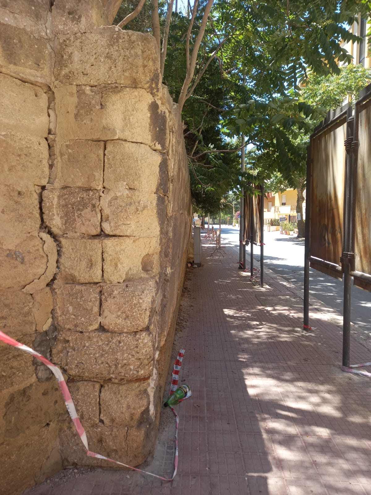 Marsala: muro pericolante sulla via del Fante, le denunce dei cittadini
