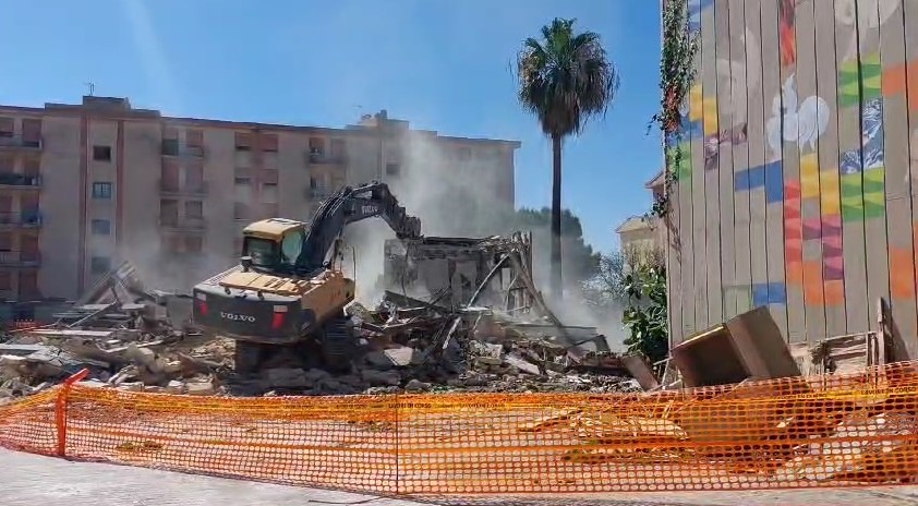 Si demolisce l’ex scuola marsalese “Cosentino” di via Istria. VIDEO
