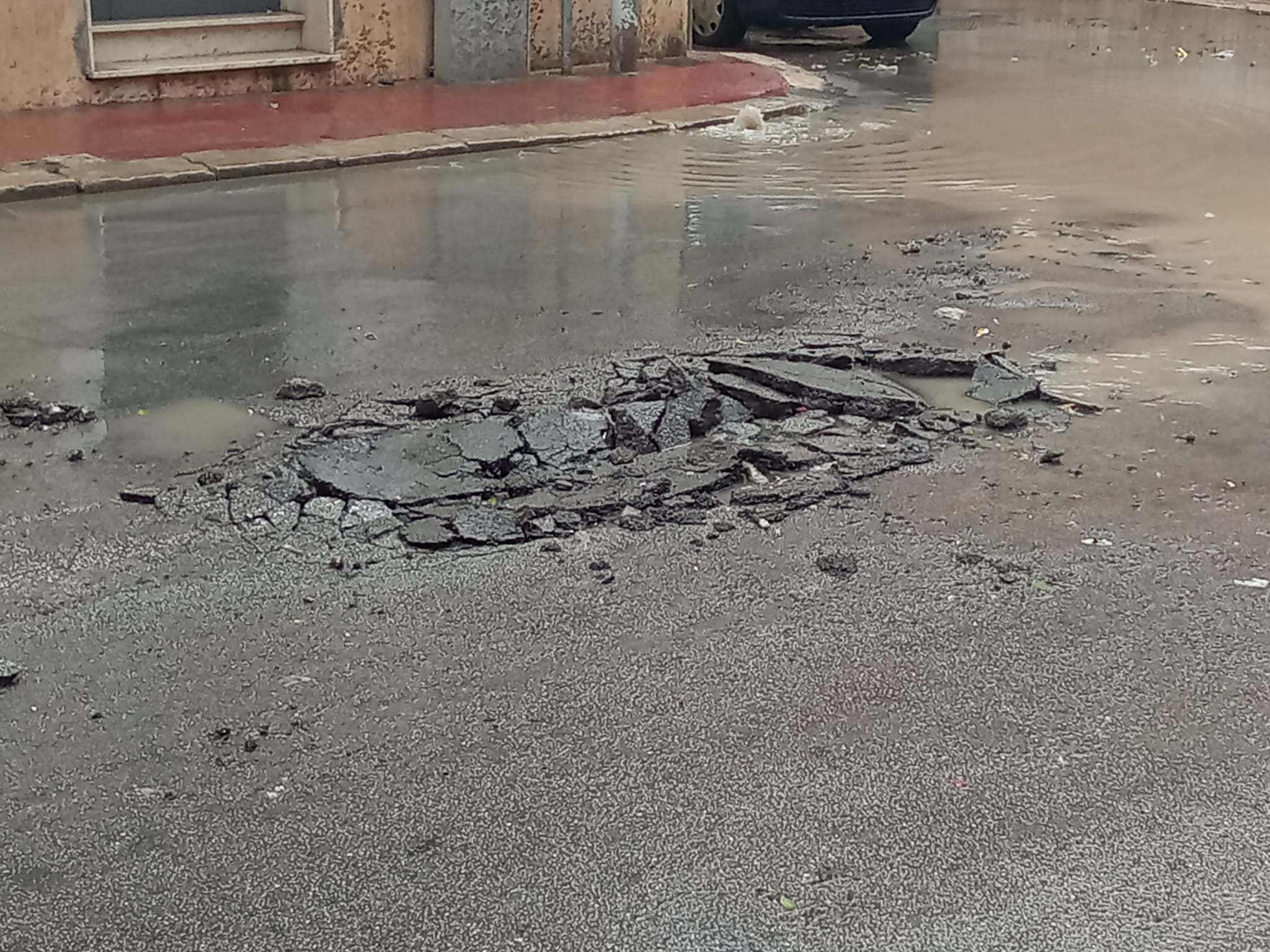 Appena un poco di pioggia e a corso Calatafimi a Marsala salta l’asfalto