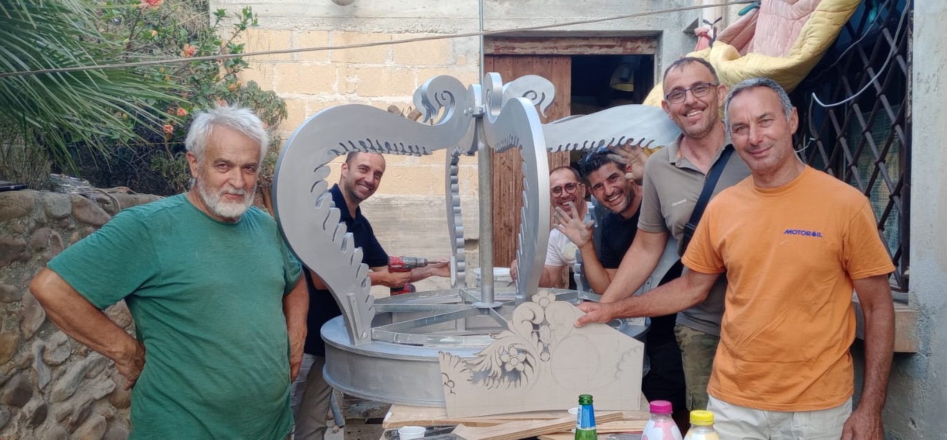 Ai Quattro canti di Castellammare posizionata una riproduzione in legno della corona di Maria SS del Soccorso