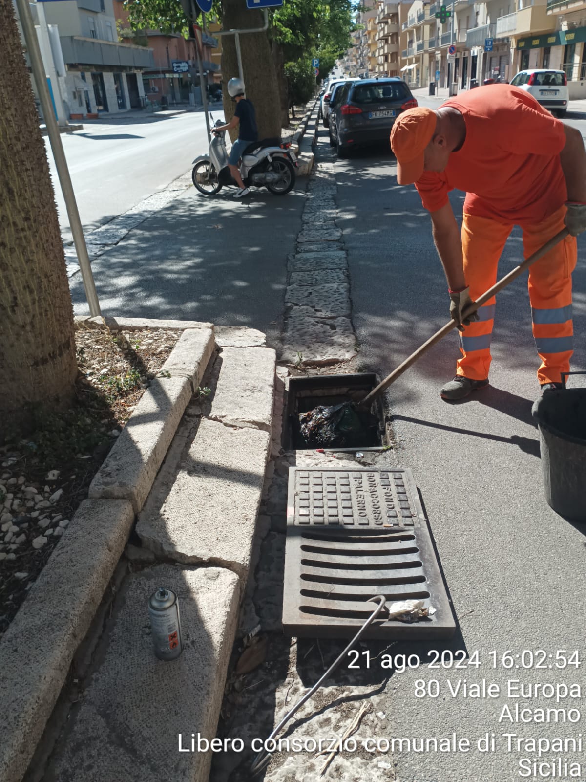 Ad Alcamo si ripuliscono i tombini in vista delle piogge abbondanti