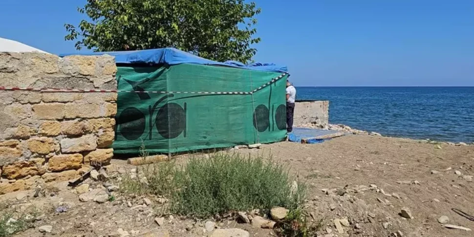 Sicilia, montano un gabinetto in spiaggia per il Ferragosto: sequestrato
