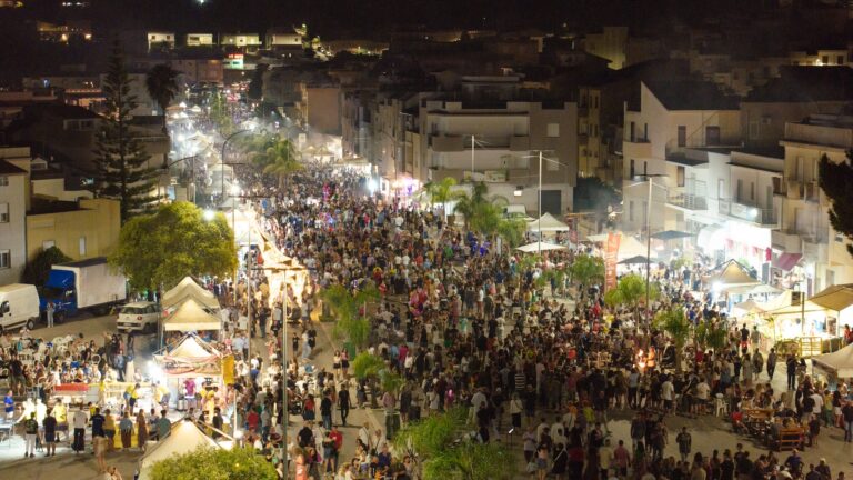 La sagra della salsiccia di Santa Ninfa fa il botto con 50mila presenze (e 30mila panini)