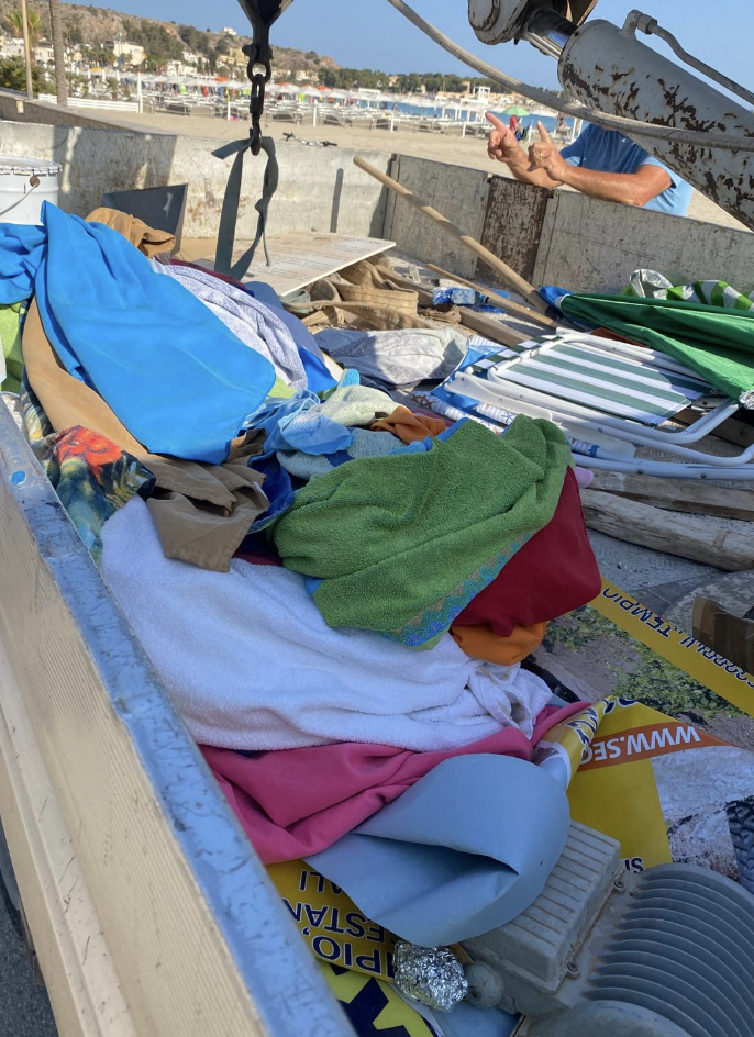 Ancora attrezzature abbandonate nella spiaggia di San Vito Lo Capo