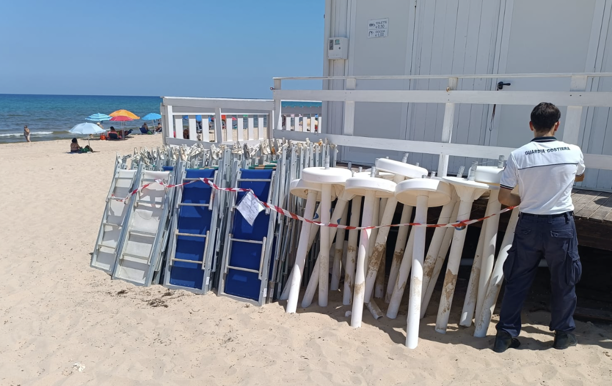 Ad Alcamo Marina liberati 360 mq di spiaggia libera da lettini e ombrelloni abusivi