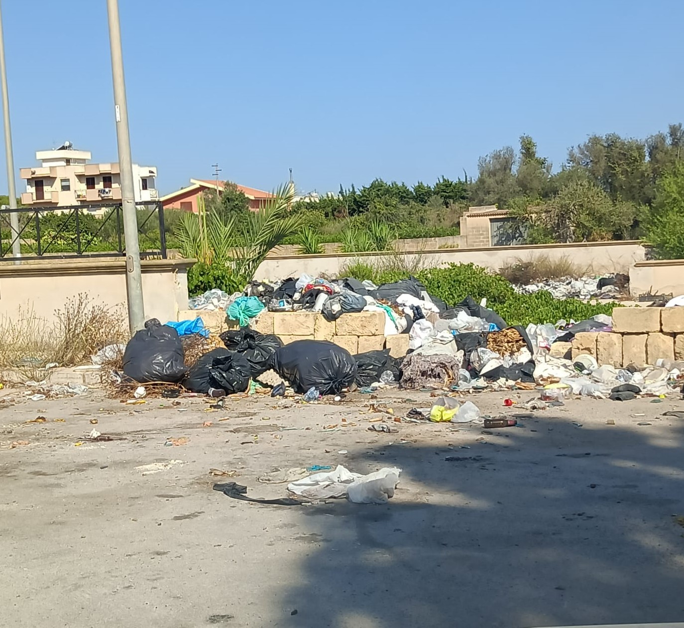 Marsala, i residenti di Strasatti: “Comincia la Fiera, ma non si finisce di abbandonare i rifiuti”