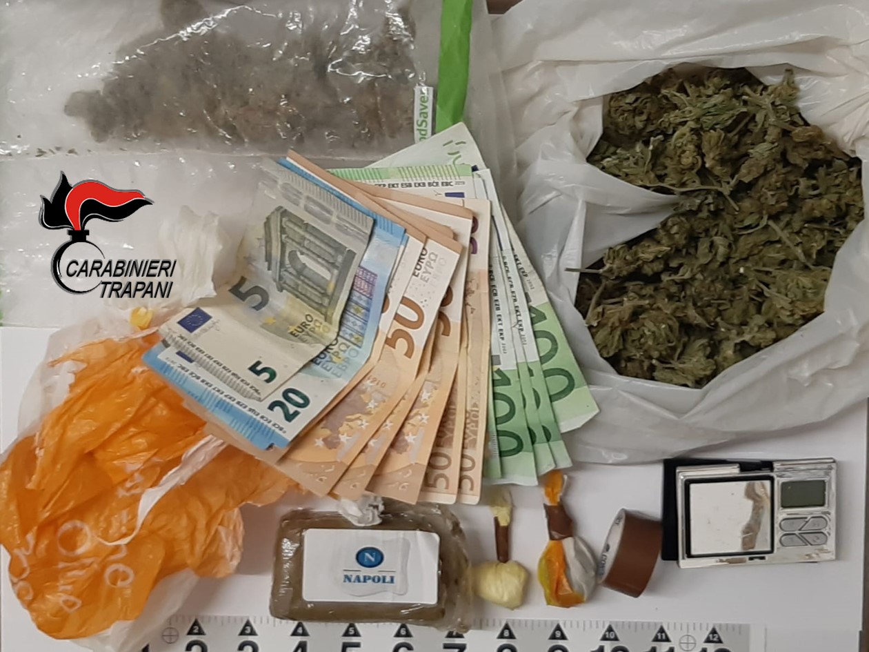 Fermati ad Alcamo due giovani con a bordo droga di vario tipo da spacciare