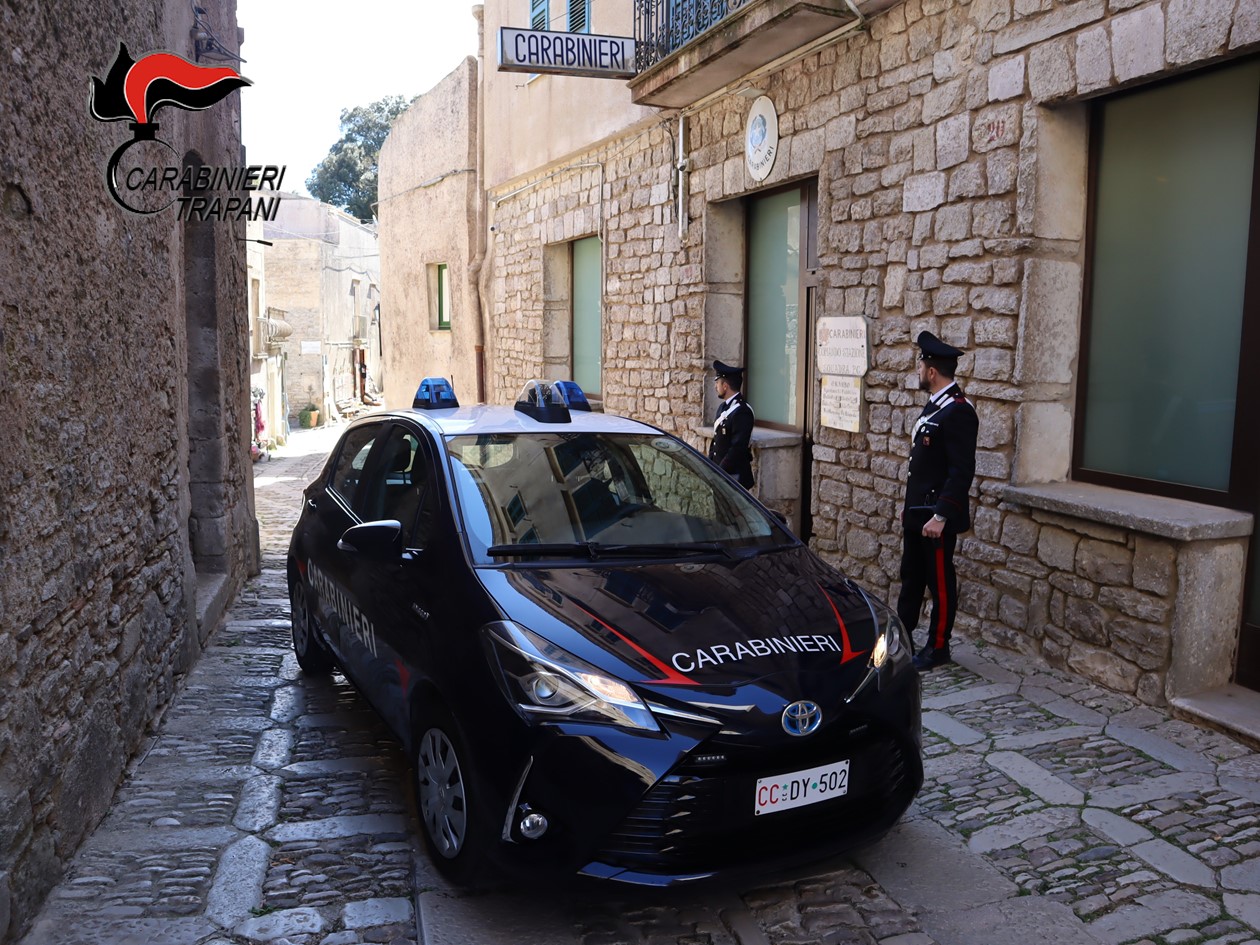 Erice, i carabinieri restituiscono un borsello rubato a un turista