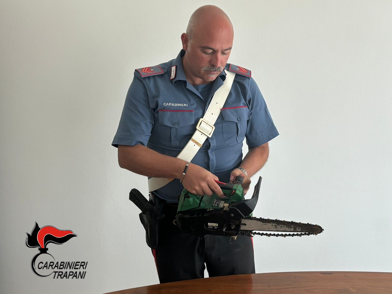 Castellammare, si scaglia con una motosega contro un operatore ecologico, arrestato un 24enne