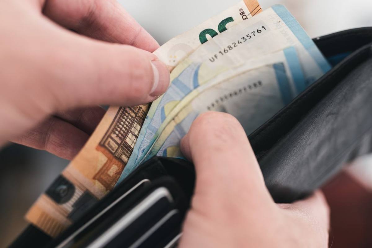 Alcamo: gli rubano il portafoglio mentre lavora, arrestati due stranieri