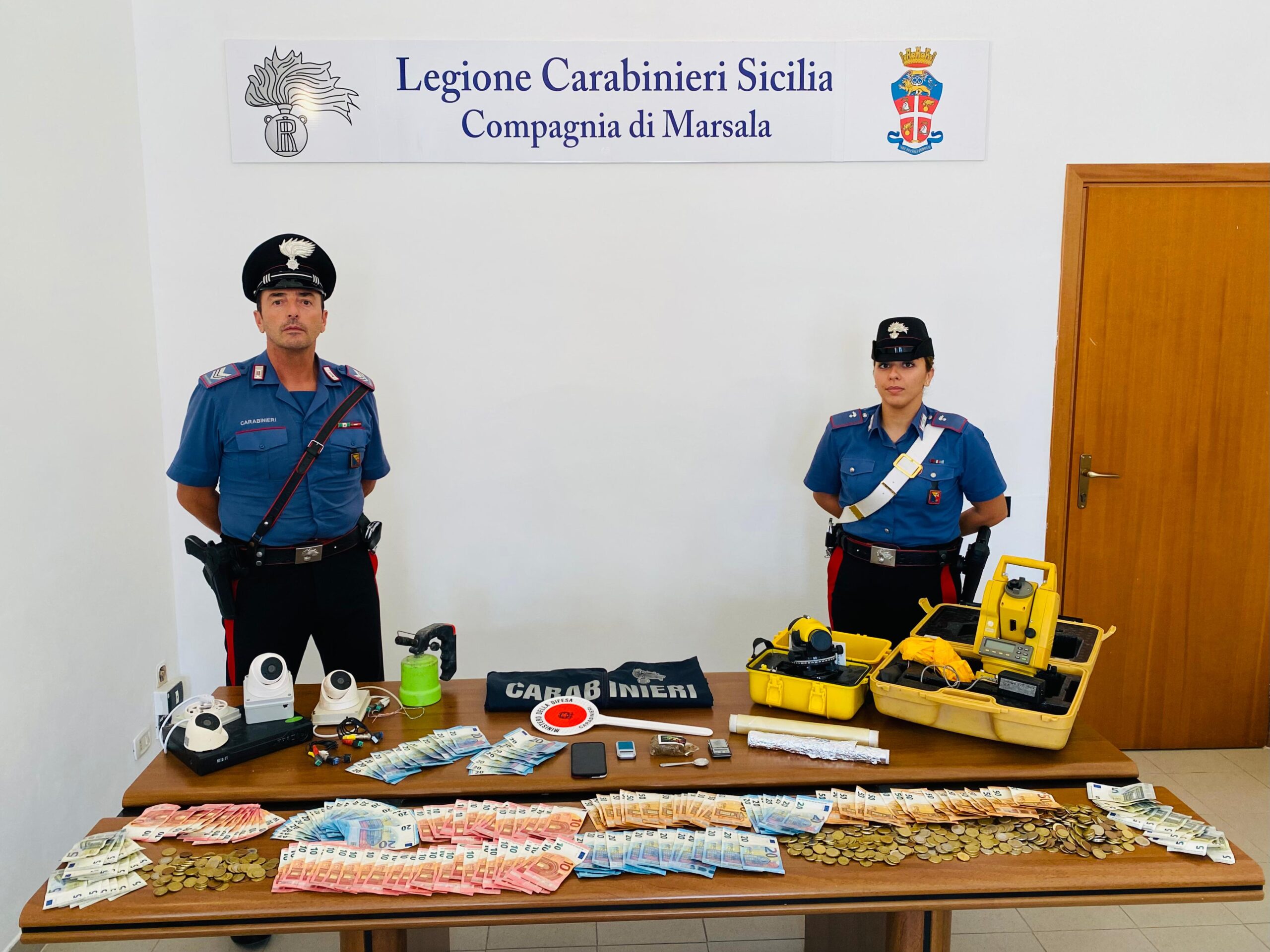 Via vai in casa per spacciare la droga, arrestati due marsalesi