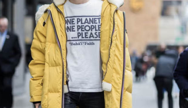 Esce dal centro commerciale col giubbotto ma fa caldo: lo aveva rubato