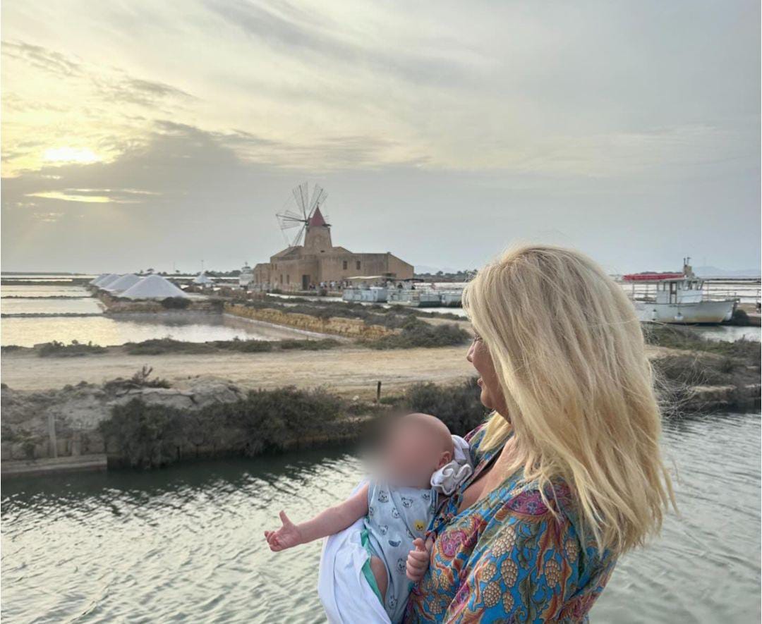Maria Teresa Ruta con la famiglia al tramonto delle saline di Marsala
