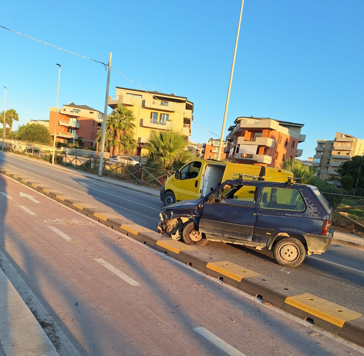 Sul Lungomare di Marsala incidente tra auto, finiscono sulla pista ciclabile