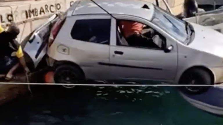 A Favignana un’auto finisce in mare su un gommone