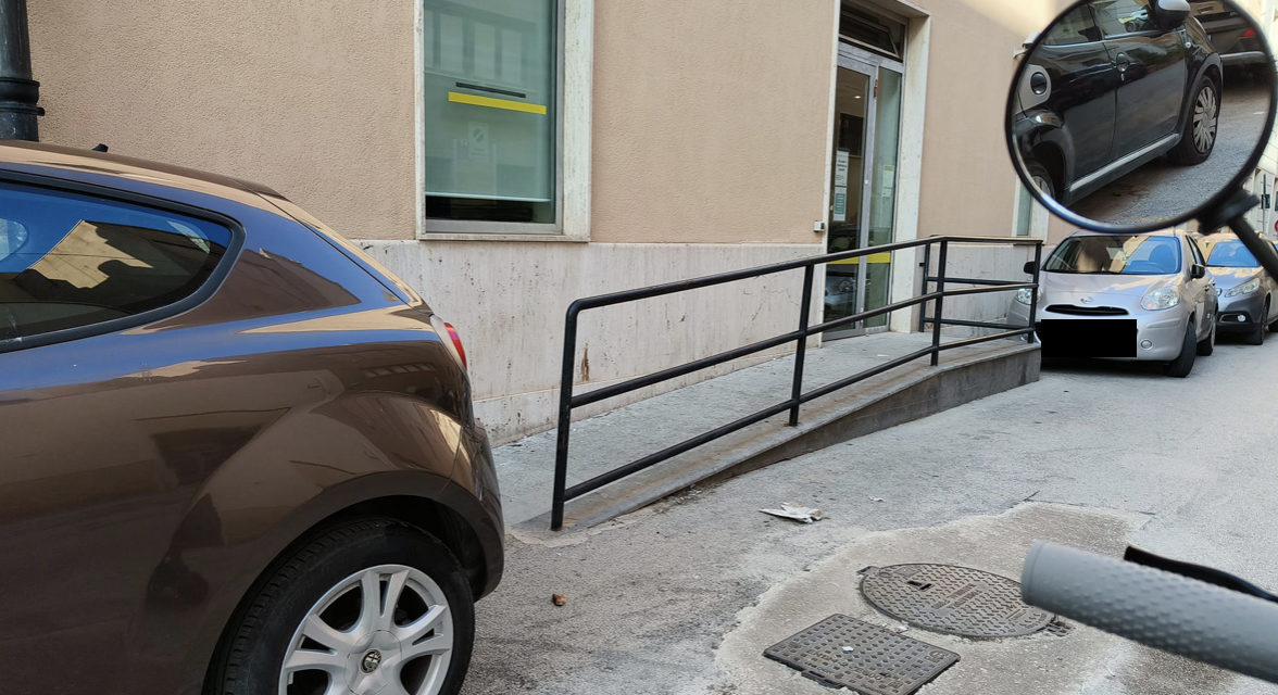 Marsala: auto ostruiscono il passaggio nello scivolo dei disabili alla Posta Centrale: “E’ sempre così”