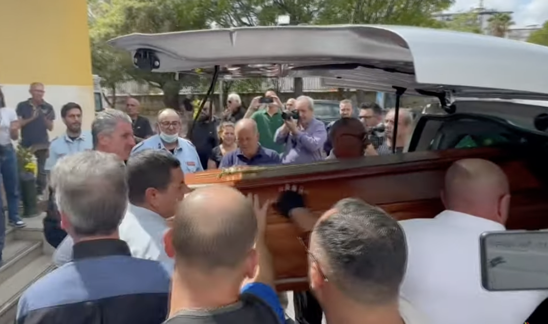 I funerali di Totò Schillaci in Cattedrale, sul feretro la maglia 19 di Italia ’90