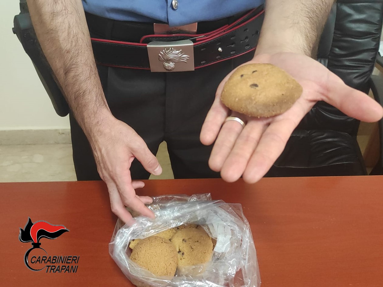 San Vito Lo Capo, mangia “biscotti alla droga” preparati dal figlio e finisce in ospedale