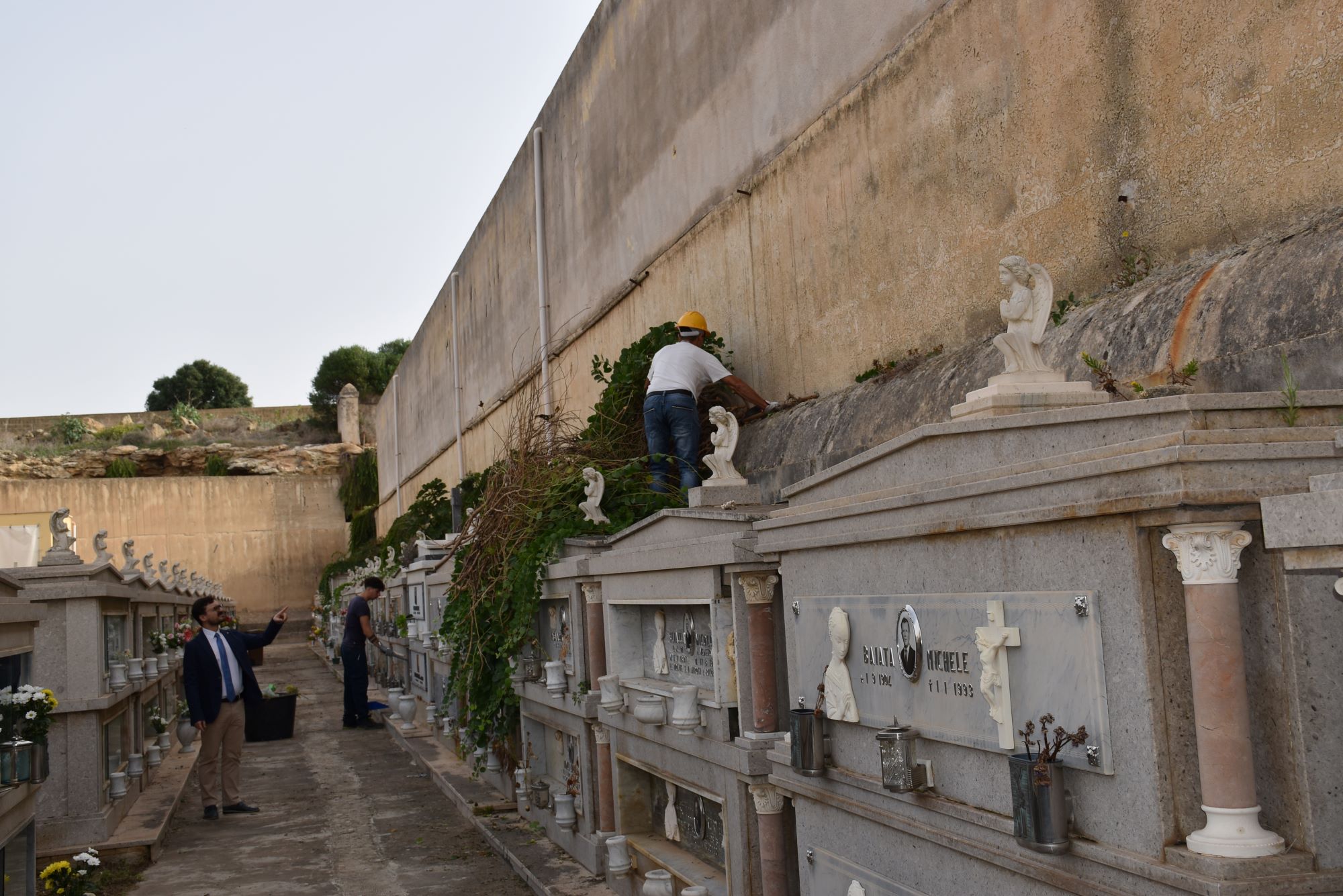Cimitero urbano di Marsala, iniziati gli interventi di pulizia