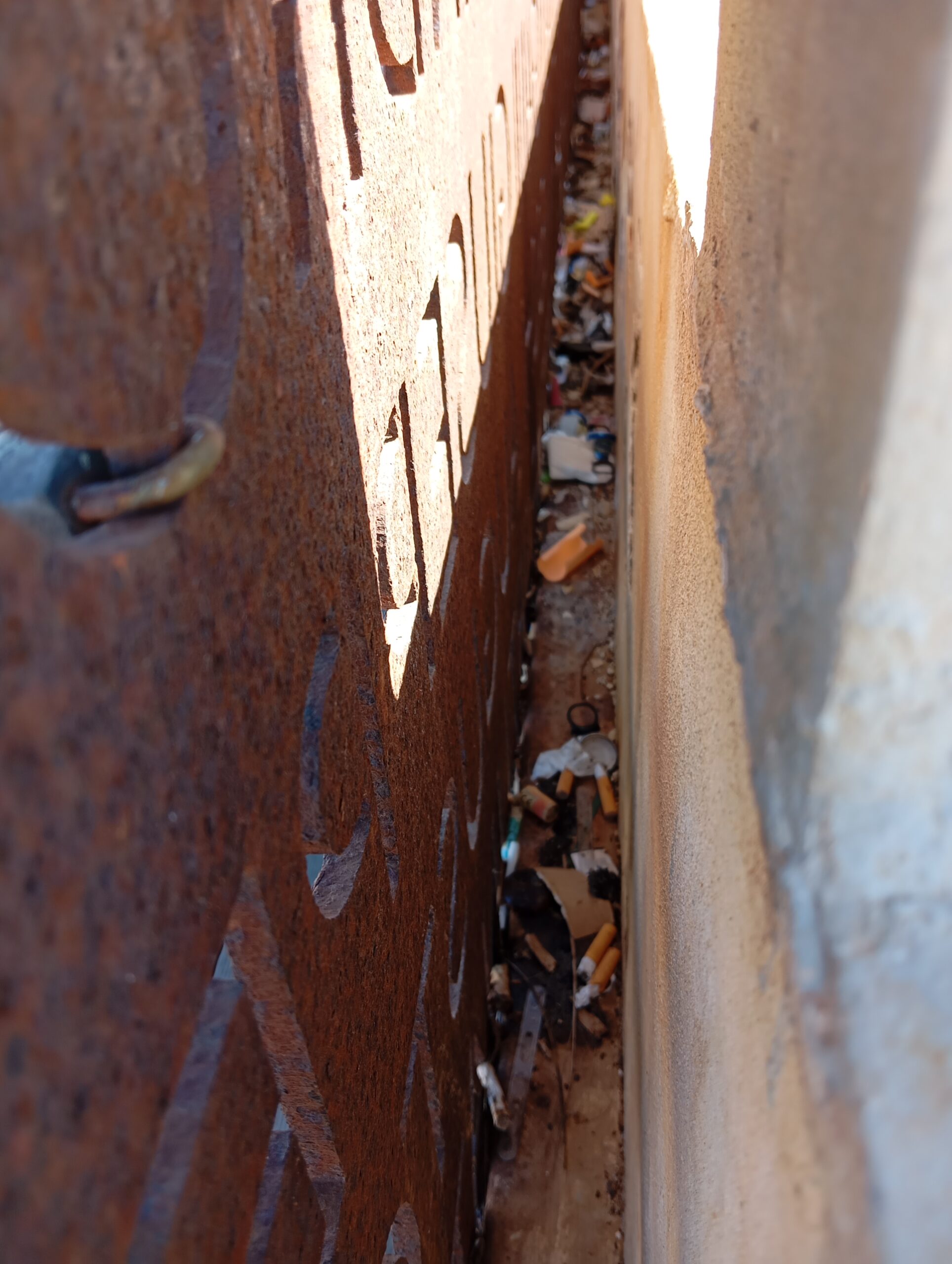 Rifiuti e sporcizia abbandonata vicino ai nomi dei garibaldini al Monumento ai Mille