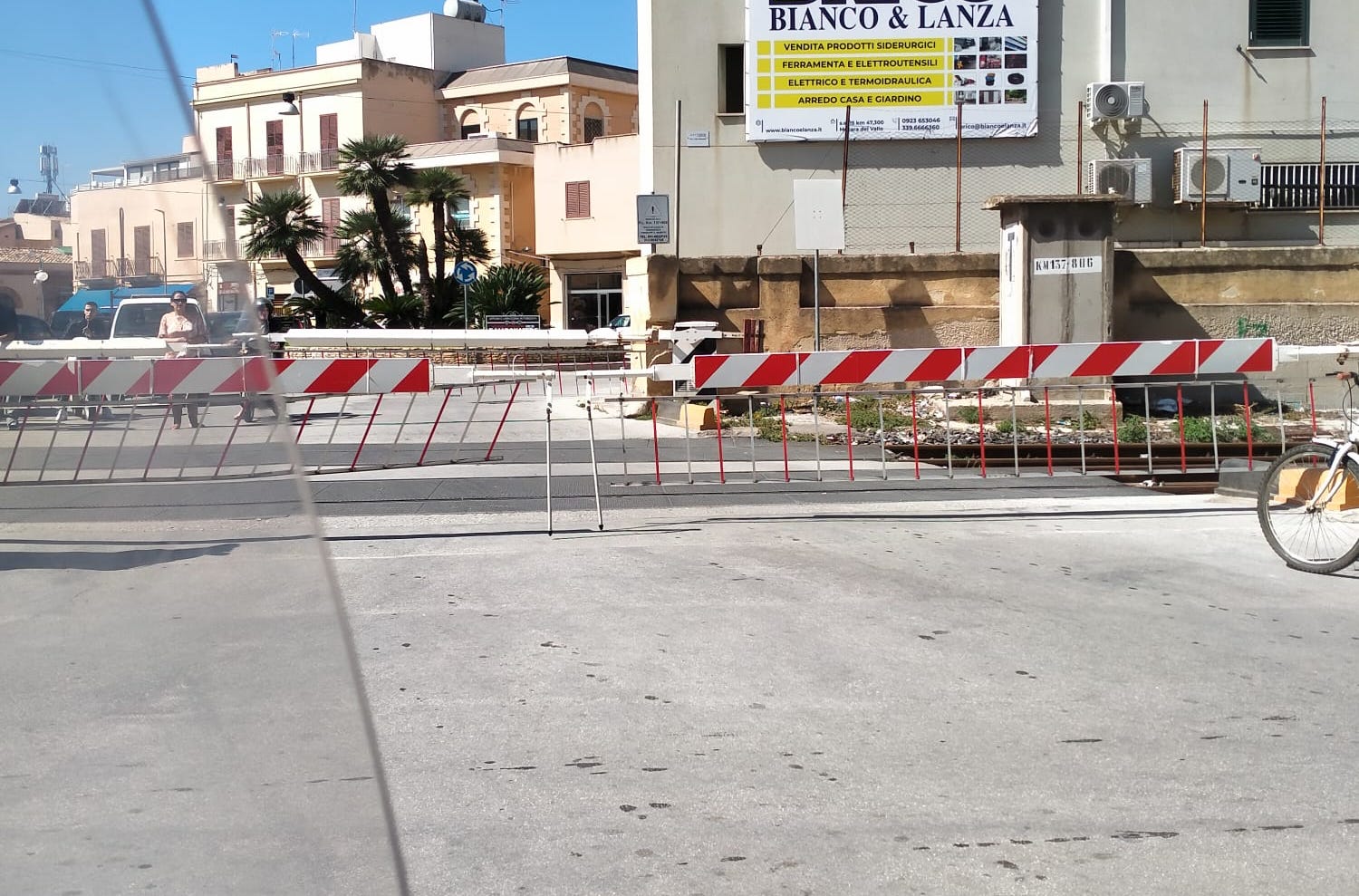 I treni tornano a fischiare da Castelvetrano a Marsala… ma le code dietro le sbarre non ci mancavano