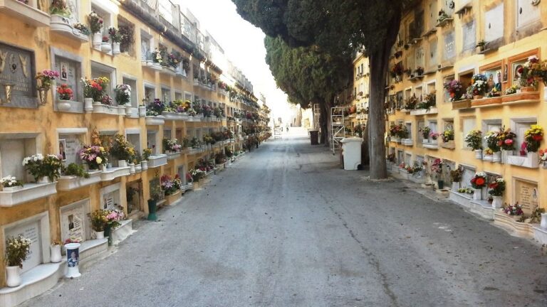 Al cimitero di Marsala le salme traslocano in altri loculi. Ecco cosa succede