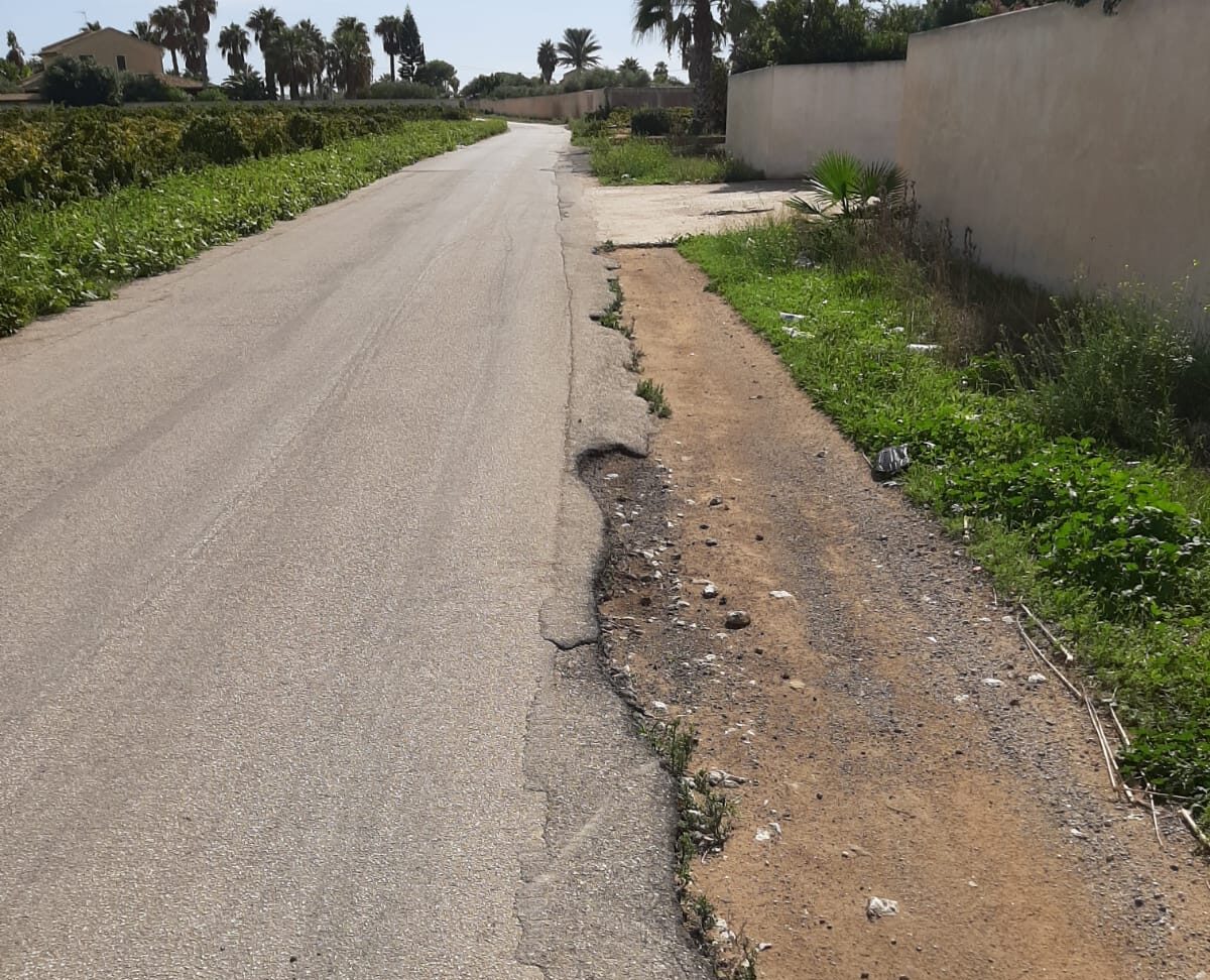 Marsala, “Il ciglio della strada è dissestato, c’è il rischio di farsi male”