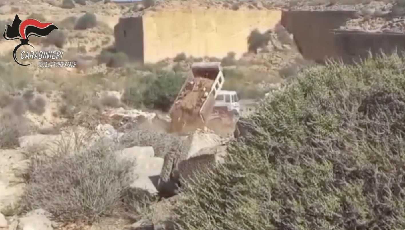Scaricano rifiuti pericolosi e carcasse di auto ad Erice e Mazara, tre denunce. VIDEO