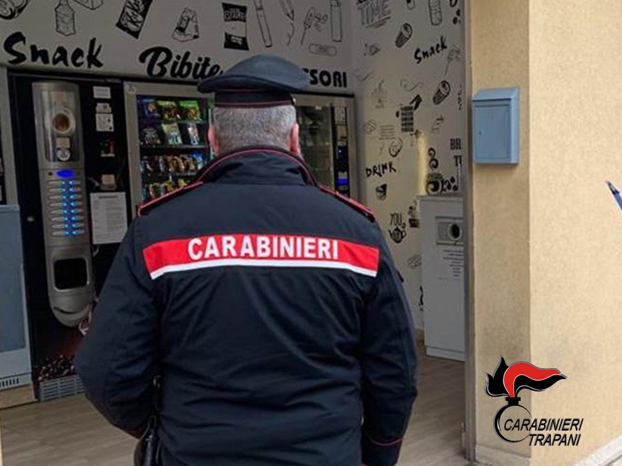 Castellammare: ruba denaro dai distributori automatici, arrestato un 37enne