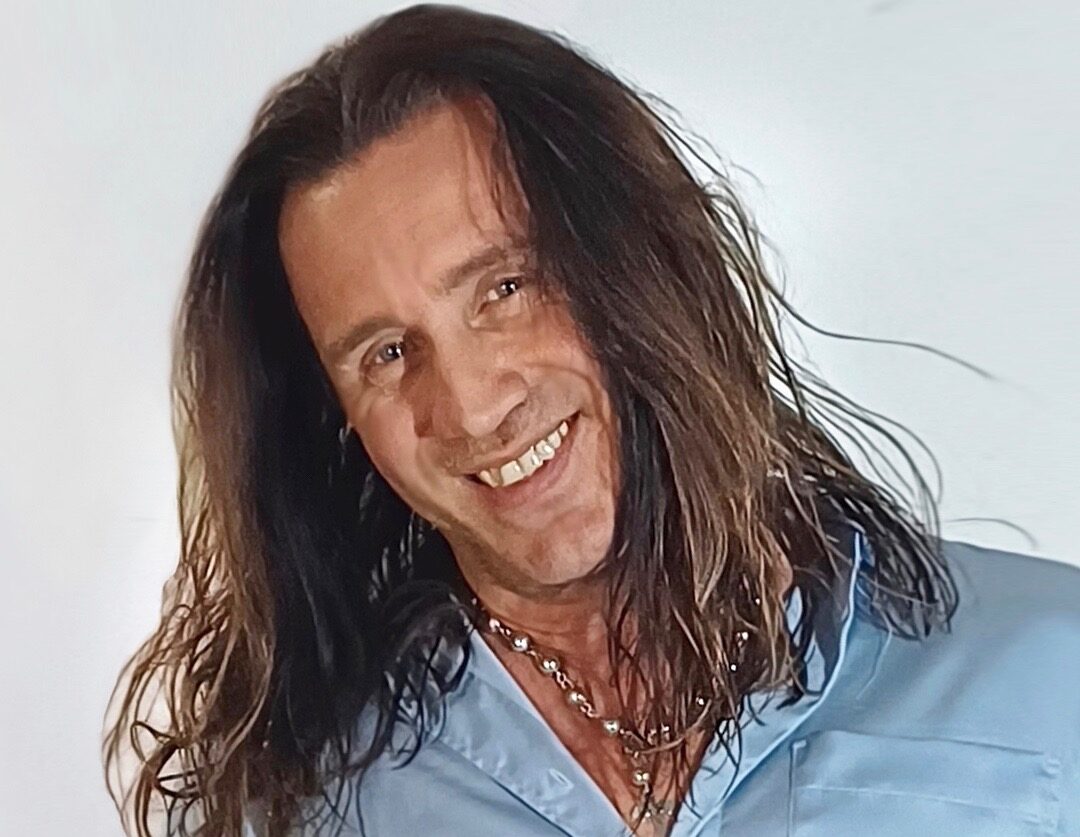 A Marsala il discusso cantautore Povia in concerto