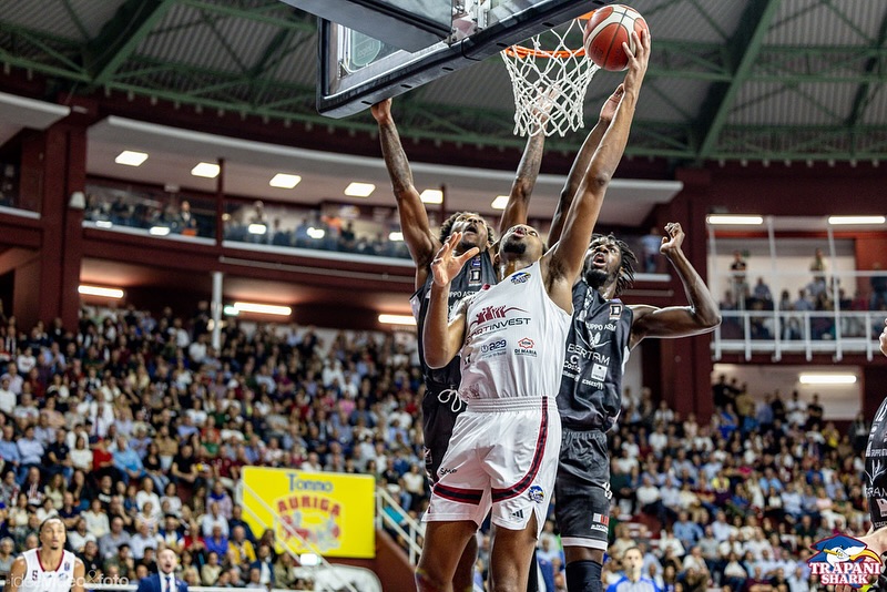 Basket, il Trapani vince contro il Reggio Emilia e resta in corsa per lo scudetto