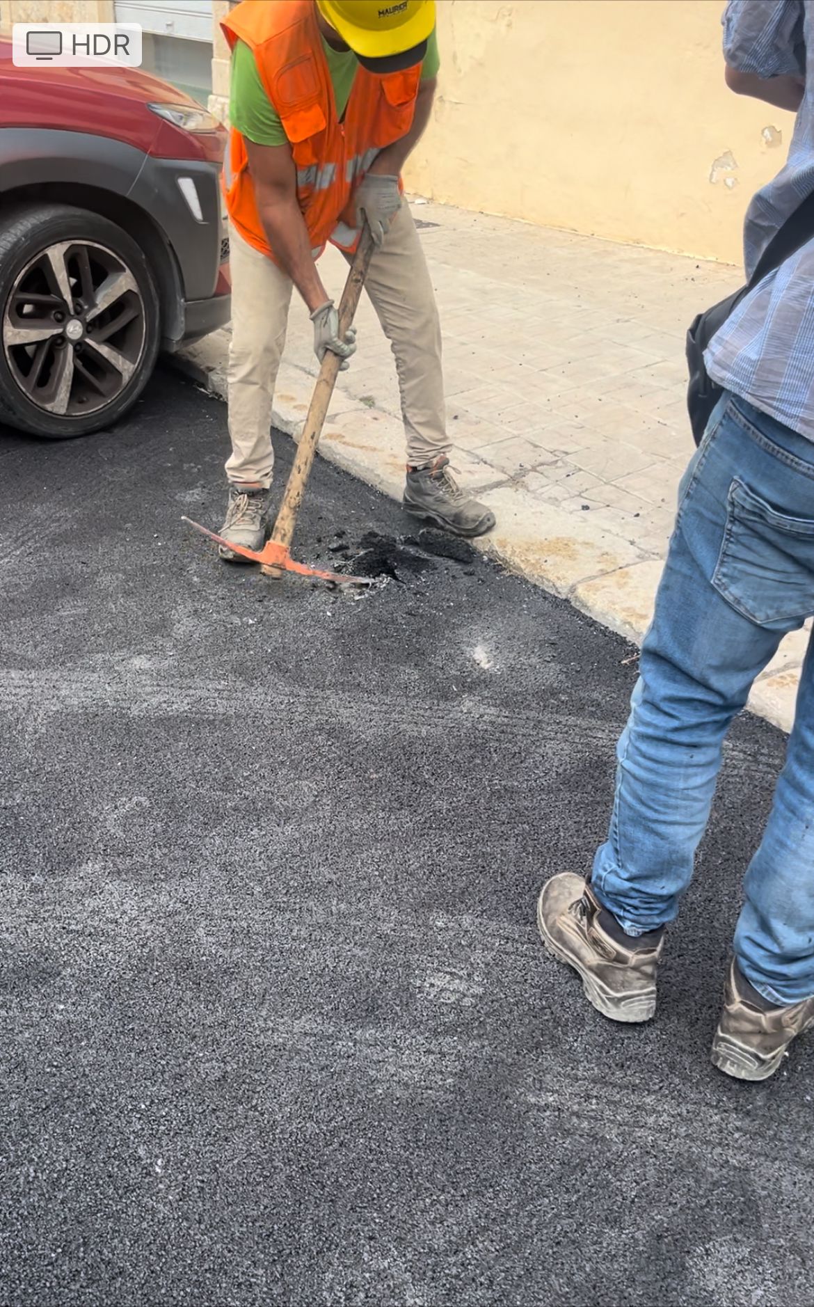 A Trapani il Comune scopre che il nuovo asfalto ha murato due tombini. Scattano denunce