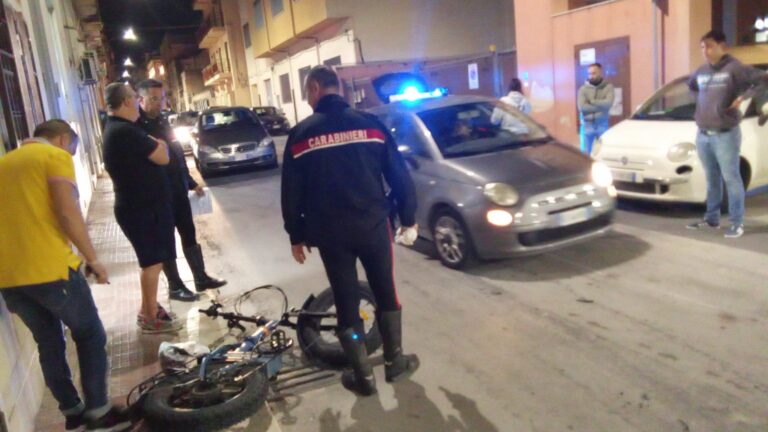 Marsala: un’auto esce da un parcheggio e investe una bici elettrica