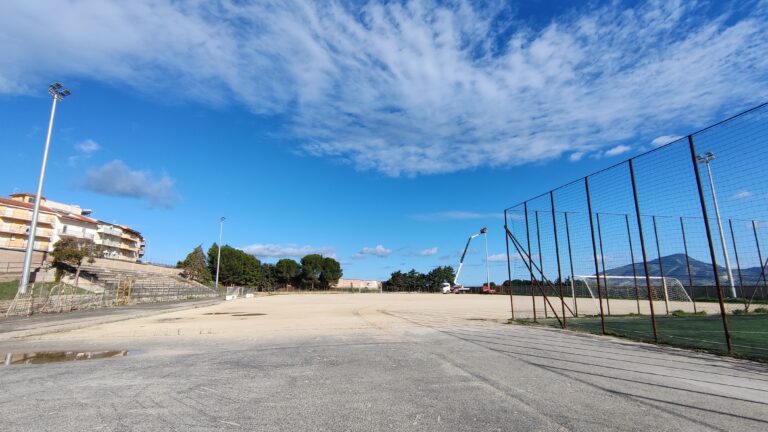 A Calatafimi ripristinate le torri faro del campo sportivo Sasi