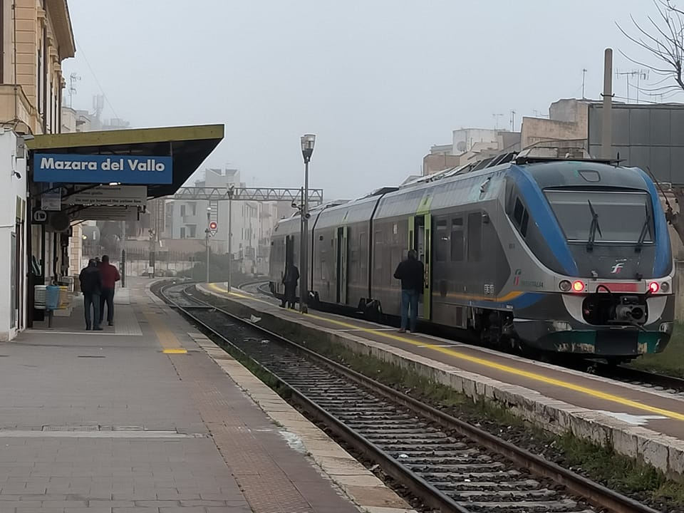 Treni: ritardi, disservizi e lavori a rilento. La protesta dei pendolari trapanesi