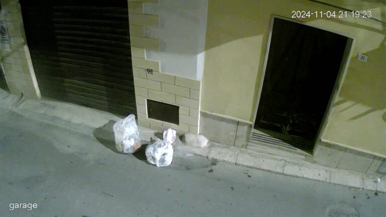 Marsala: la cattiva abitudine di buttare spazzatura dal balcone, degrado in via Solferino. VIDEO