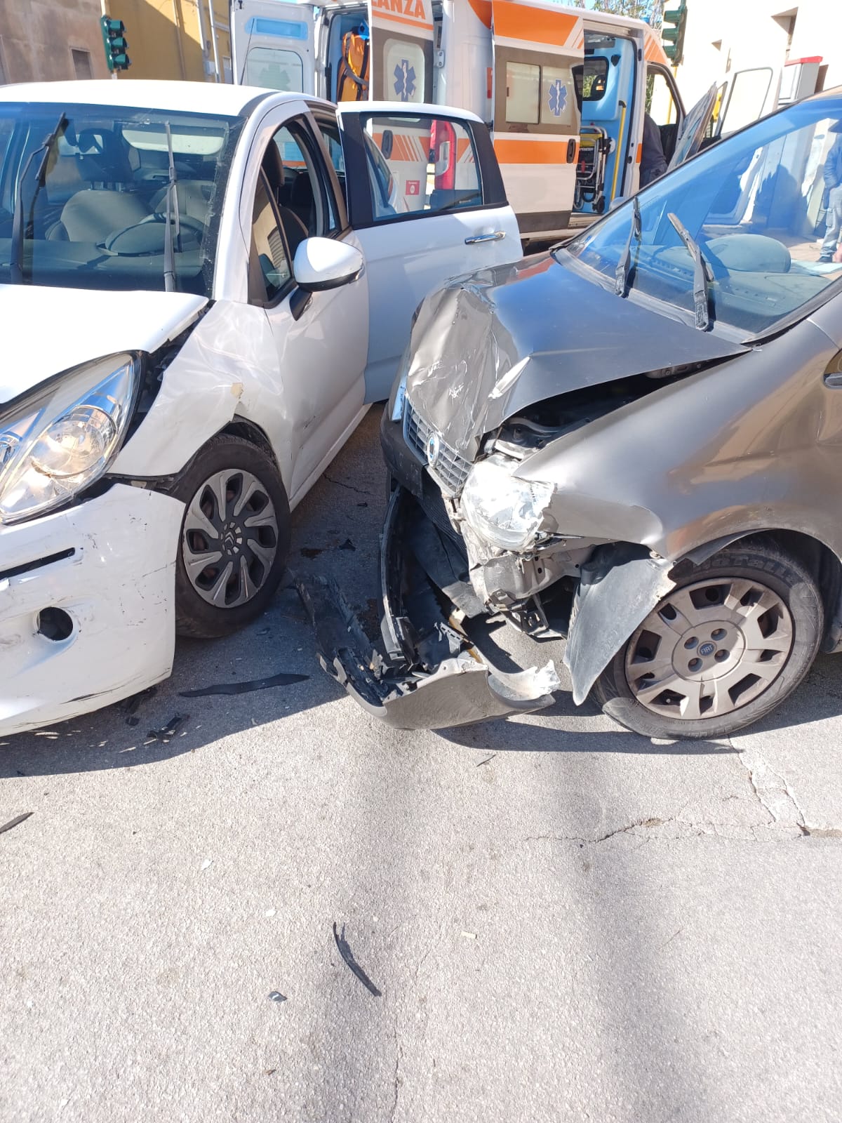 Marsala: due auto si scontrano all’incrocio di contrada Cuore di Gesù, una donna ferita