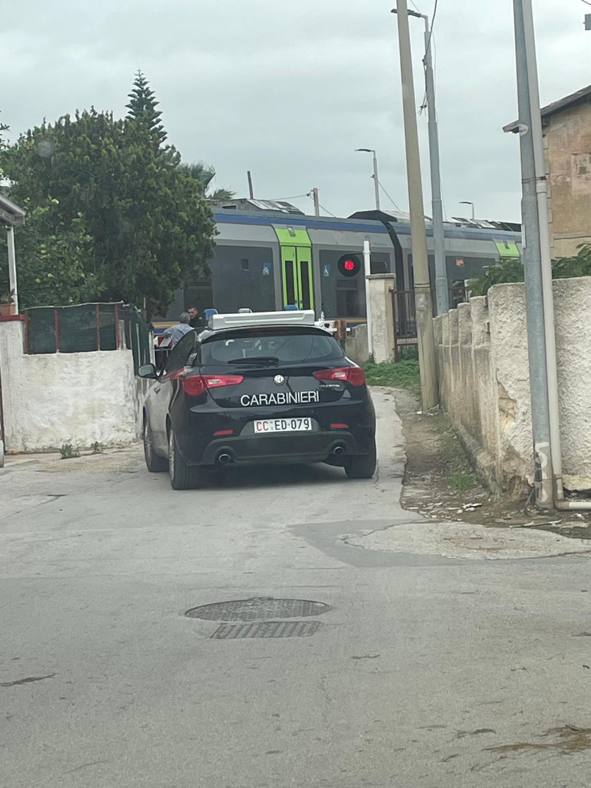 Marsala: auto si incastra sotto le sbarre del passaggio a livello, traffico in tilt