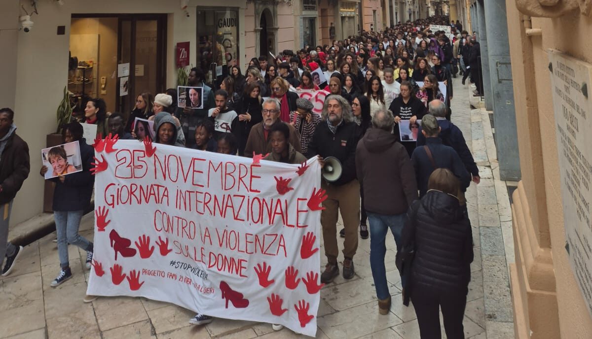 Marsala: 900 studenti per le vie del centro contro la violenza sulle donne