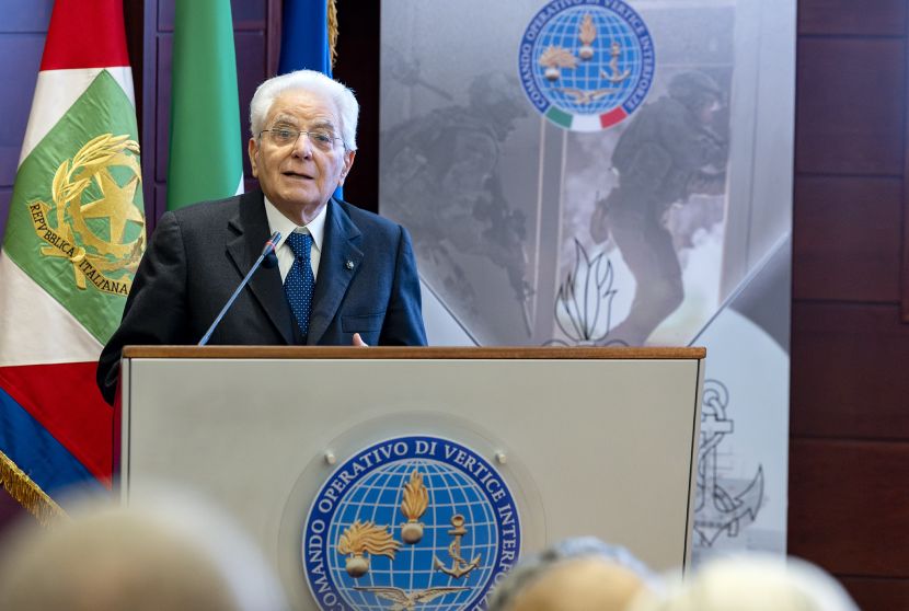 Mattarella “Dalle forze armate grande contributo al Paese”