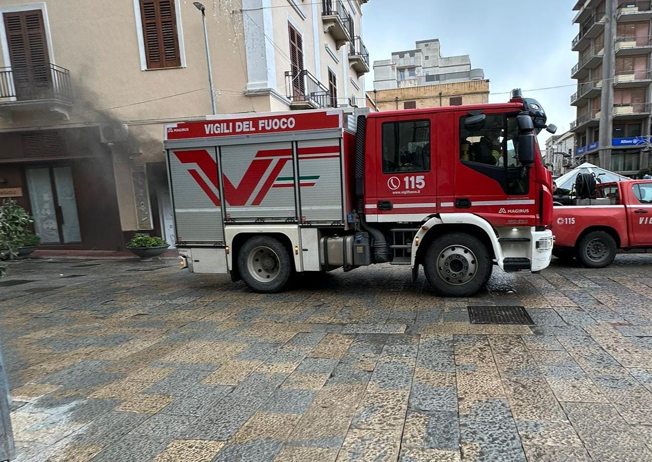 Marsala: nube di fumo dall’automatico di piazza Matteotti, intervengono i vigili del fuoco