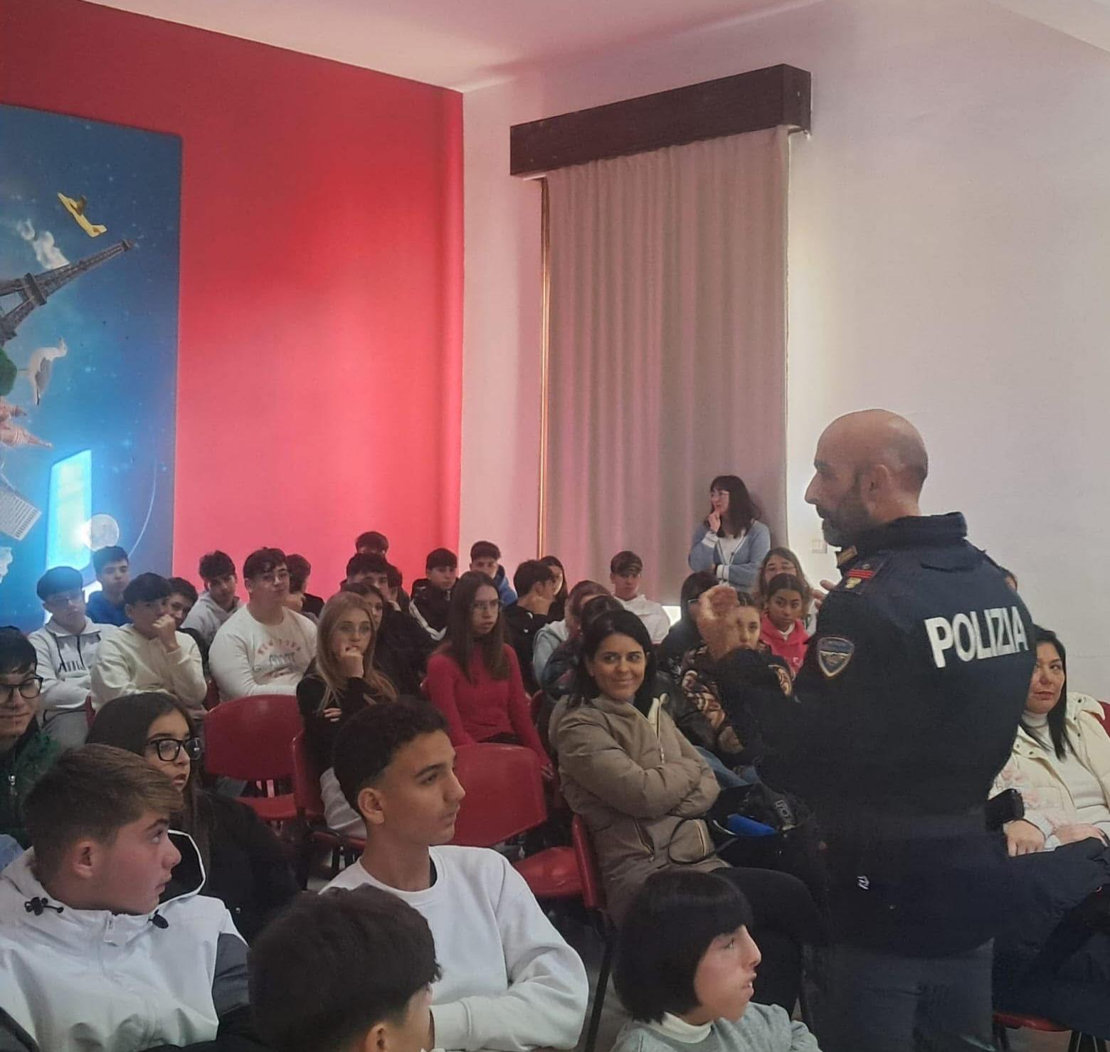Reati postali, la Polizia all’Itet ‘Garibaldi’ di Marsala per parlare agli studenti