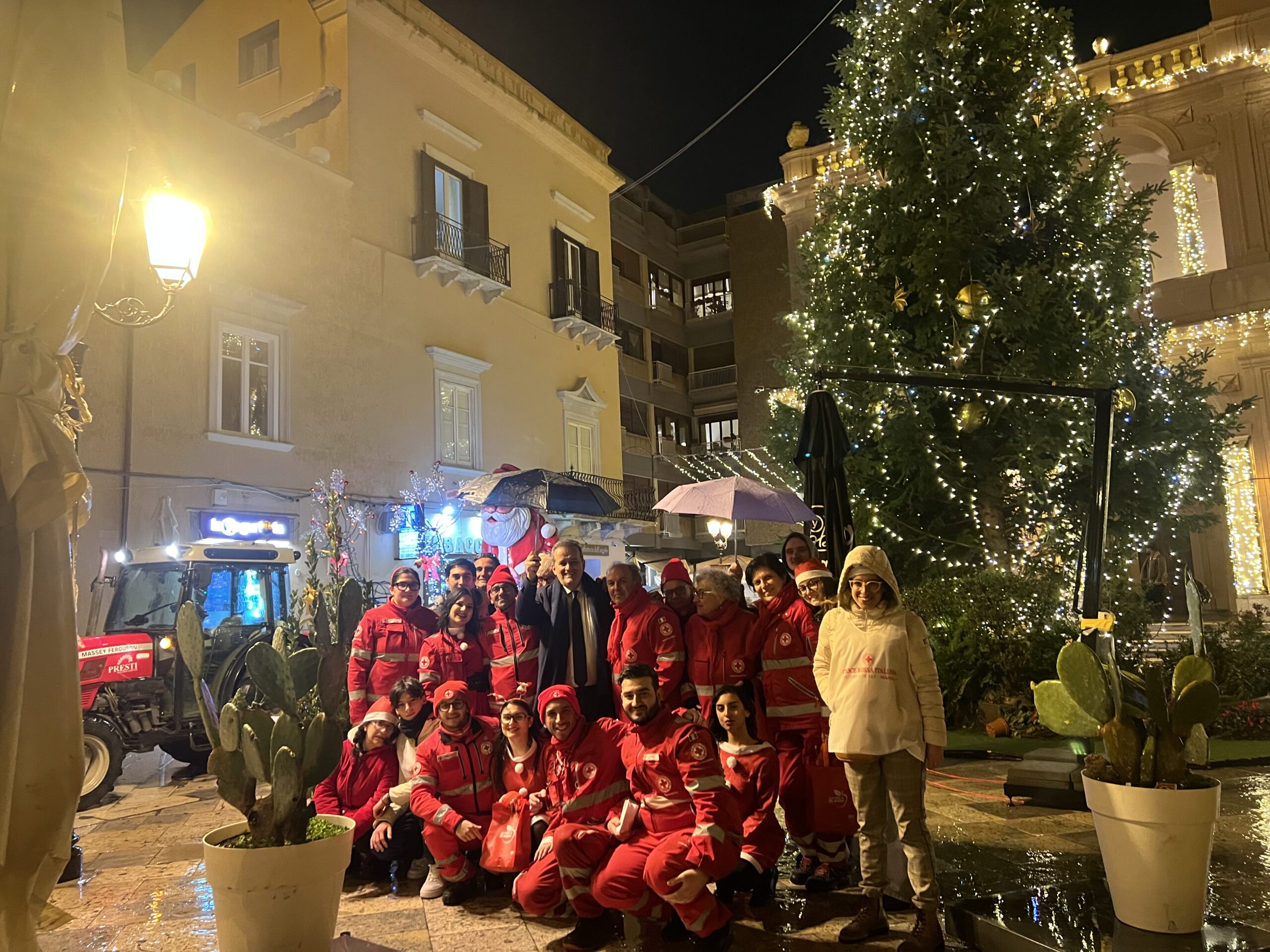 Sfila per Marsala il carro natalizio della Croce Rossa