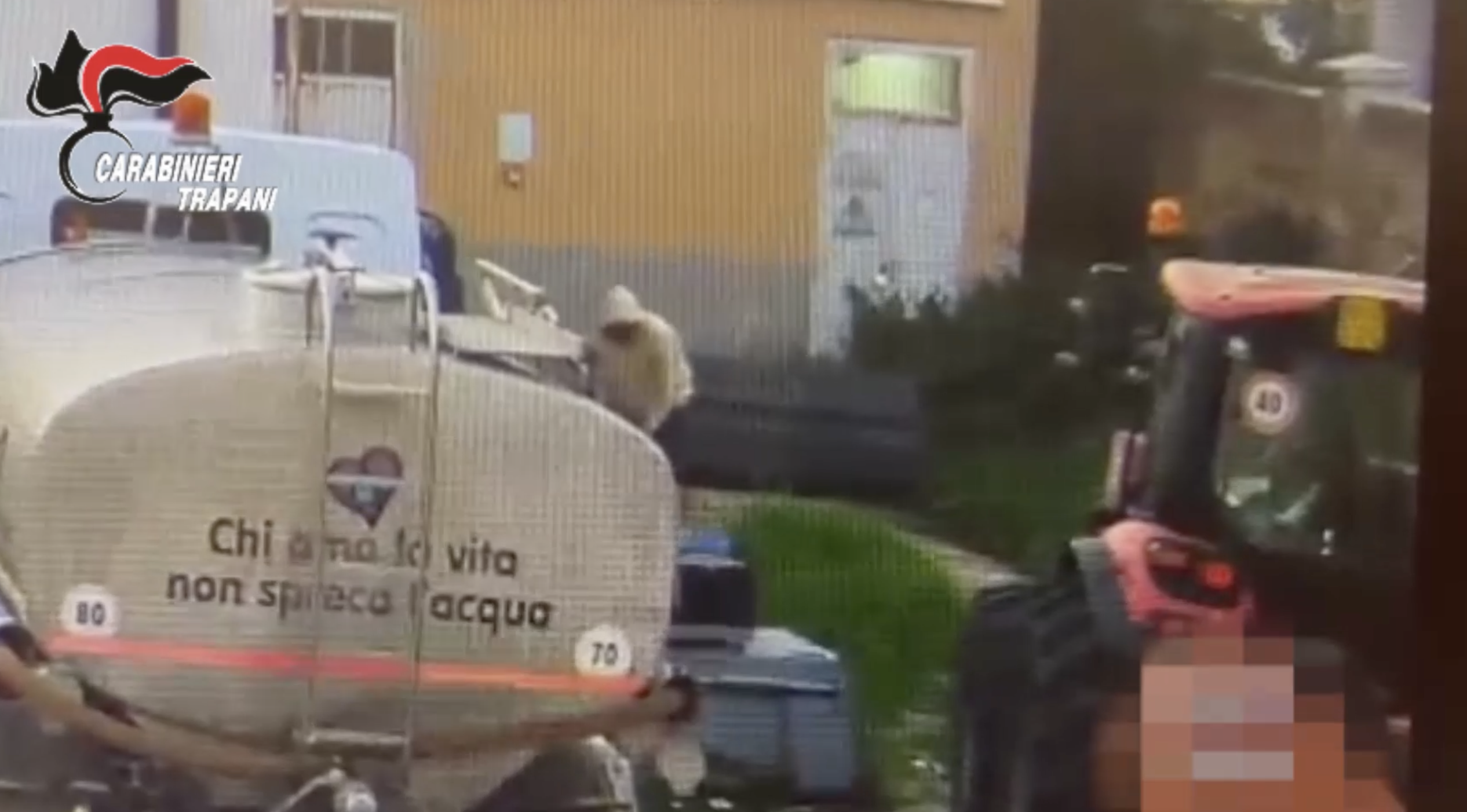 Rubava carburante dai mezzi comunali, un uomo arrestato ad Erice. VIDEO