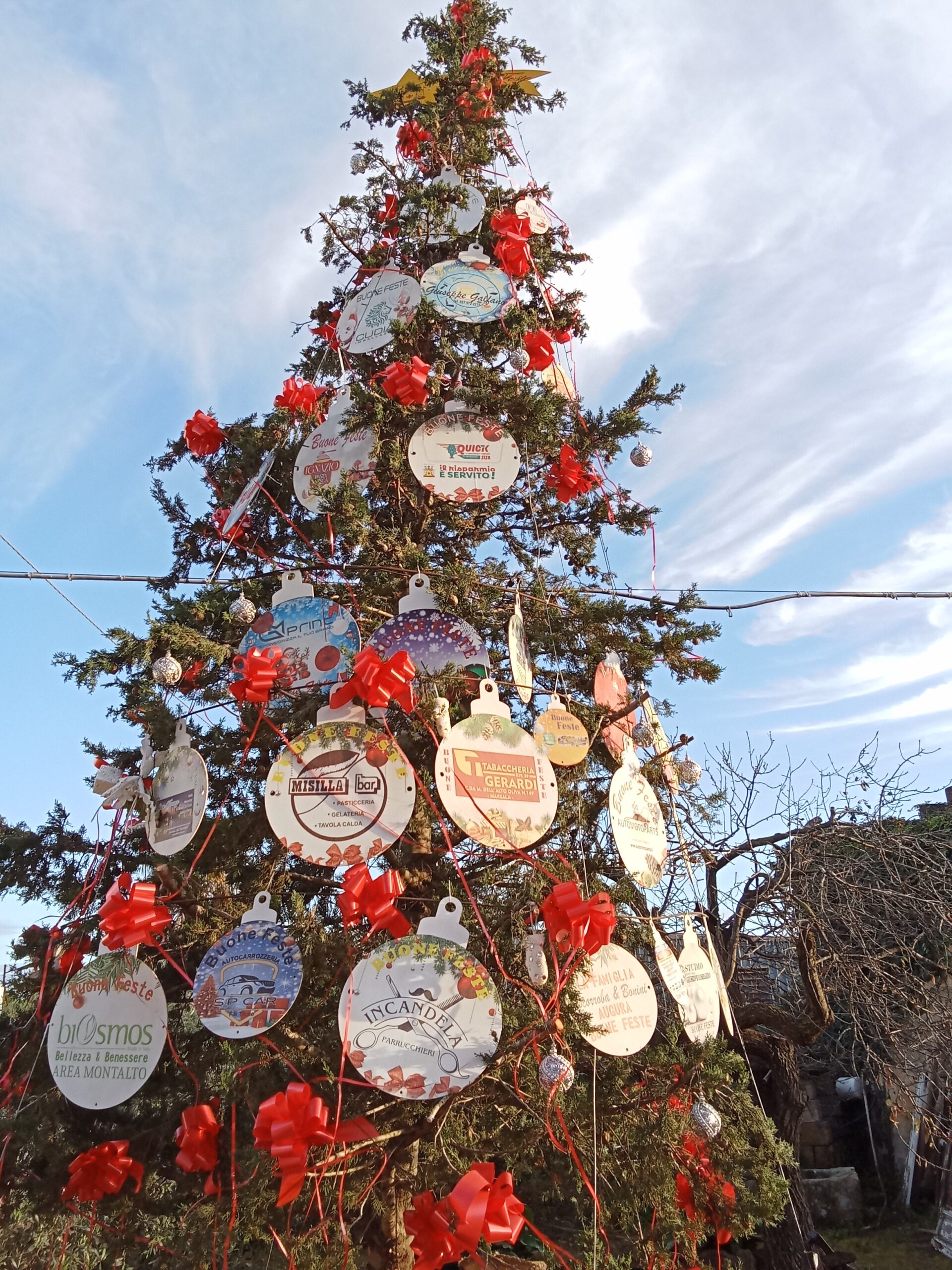 Marsala, gli abitanti del Borgo Misilla innalzano un albero di Natale di 6 metri