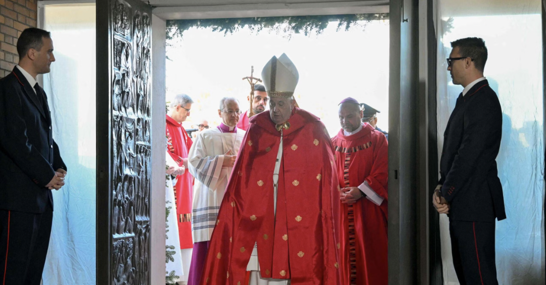 Papa Francesco apre la Porta Santa nel carcere di Rebibbia: “I pesci grossi sono fuori…”