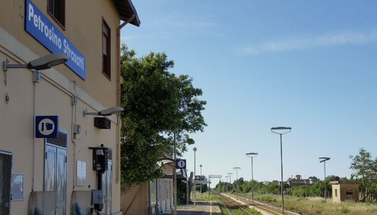 Dormiva alla stazione di Petrosino, il giovane al caldo grazie ad un’associazione